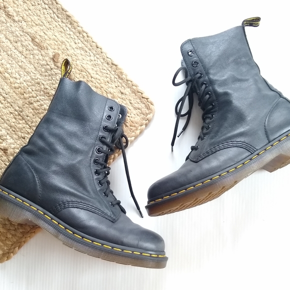 Dr. Martens Shoes - Doc Martens • 1490 black leather lace-up boots